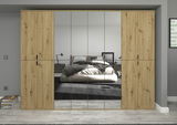 Garderobenkombination aus Holz mit Spiegeltüren, frontal fotografiert, im Schlafzimmer platziert.