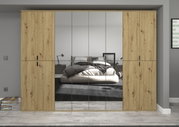 Garderobenkombination aus Holz mit Spiegeltüren, frontal fotografiert, im Schlafzimmer platziert.