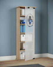 Schmaler Badezimmerschrank in Eiche-Optik mit halb geöffneter, weißer Tür mit rundem Spiegel und Kreuzmotiv, Innenfächer mit Handtüchern und Pflegeprodukten sichtbar, Perspektive: frontale Ansicht leicht von links