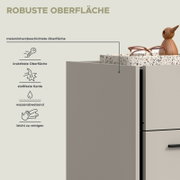 Nahaufnahme eines hellgrauen Möbelstücks mit offener Schublade und melaminharzbeschichteter, robuster Oberfläche; perspektivisch aus leicht seitlicher Frontansicht von oben, mit Terrazzo-Einsatz und darauf liegender Brille.