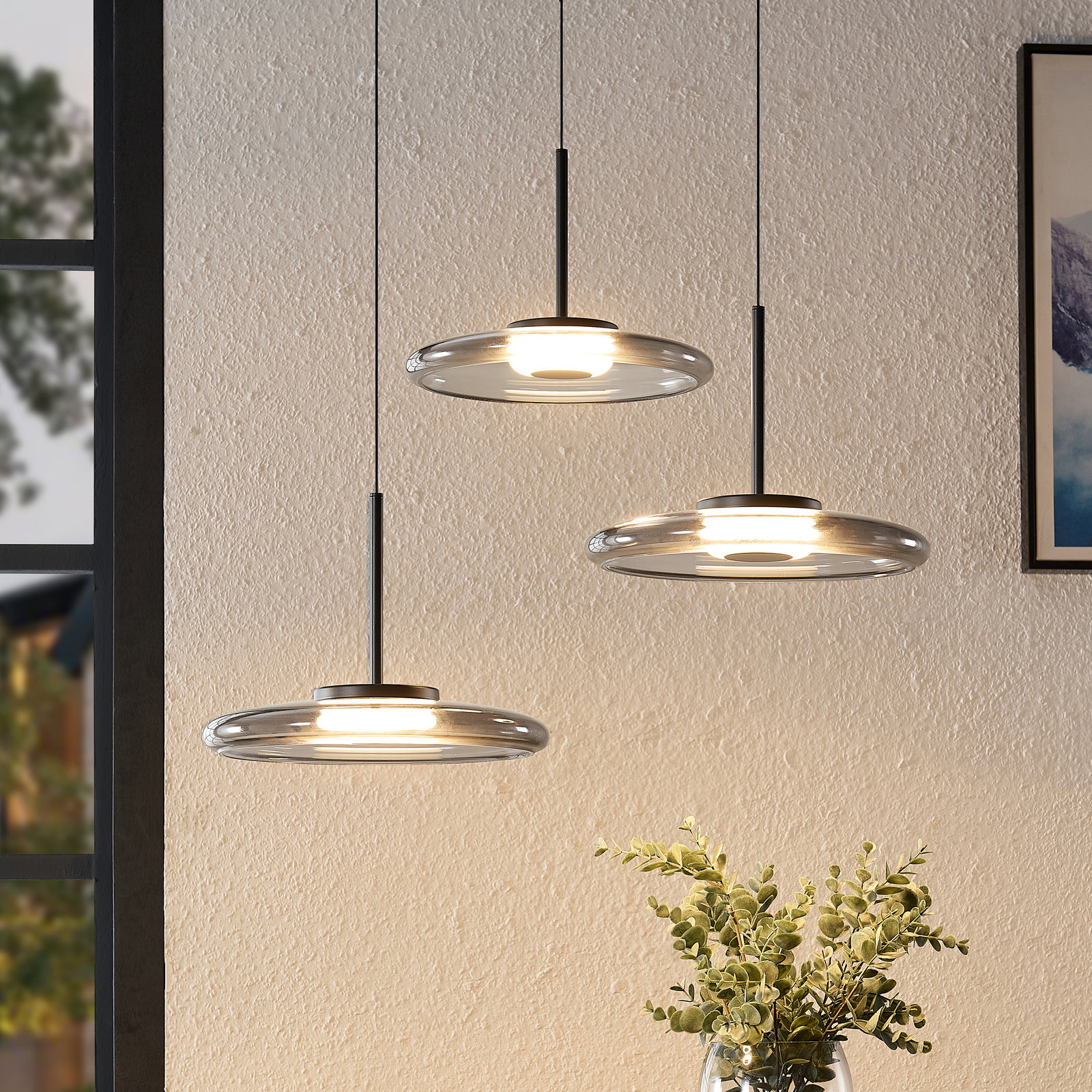 Moderne LED-Hängeleuchte mit drei runden, schwebenden Leuchtelementen in Seitenansicht, ideal für stilvolle Innenräume.