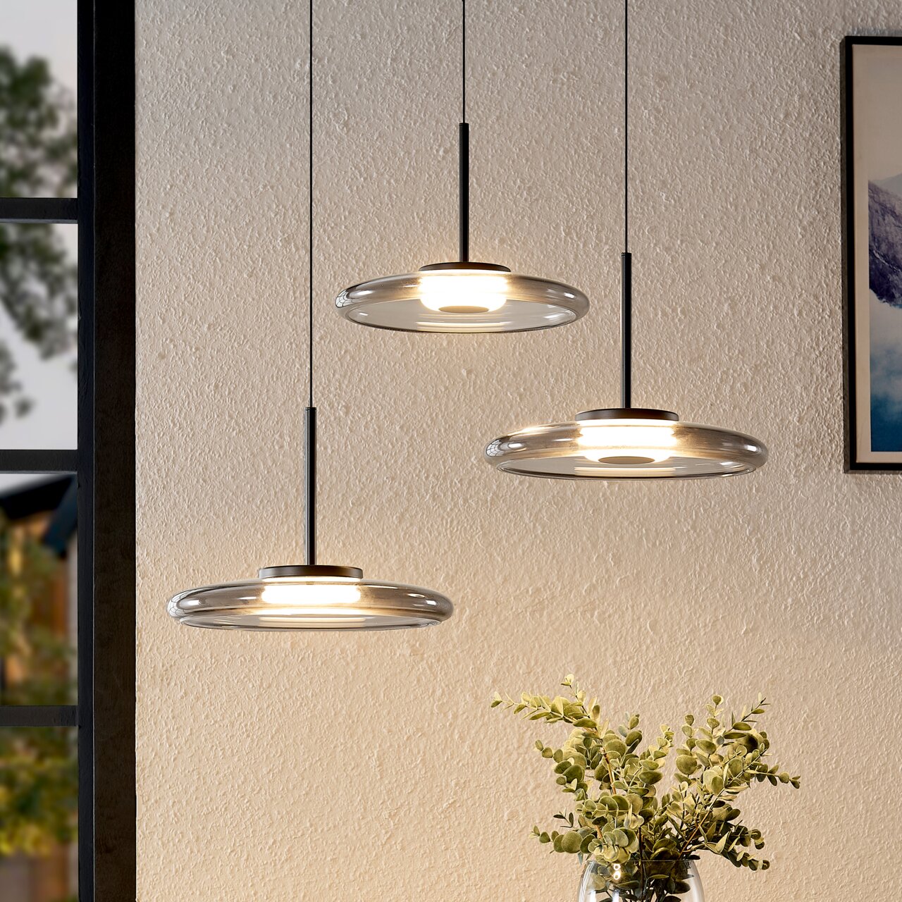 Moderne LED-Hängeleuchte mit drei runden, schwebenden Leuchtelementen in Seitenansicht, ideal für stilvolle Innenräume.