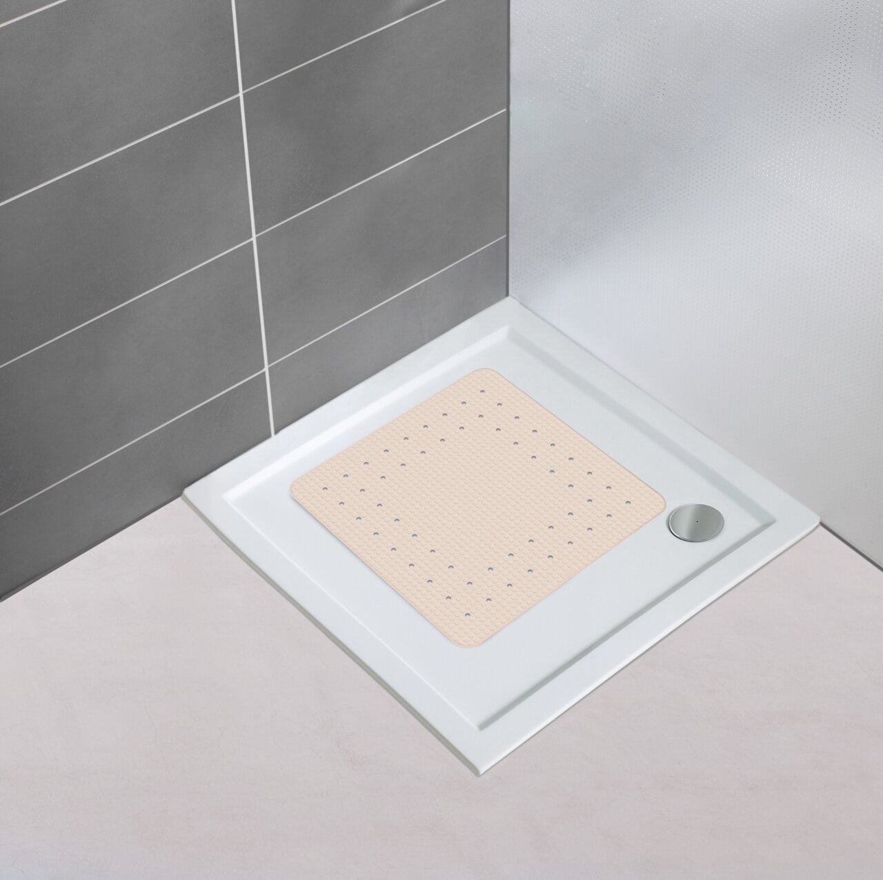 Beige Duscheinlage Mirasol in einer Duschwanne, von oben betrachtet.