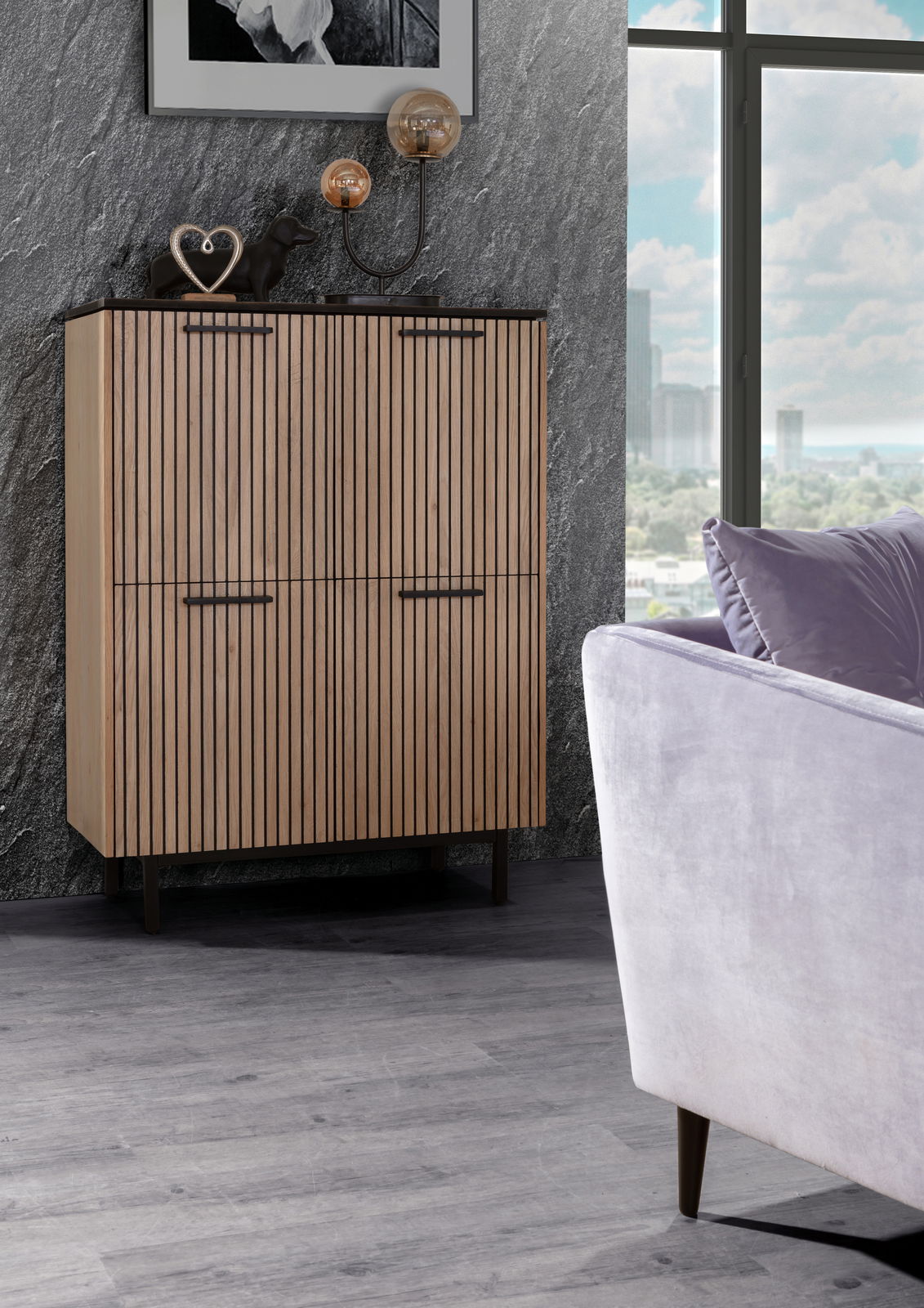 Modernes Highboard mit vertikalen Holzlamellen, seitliche Perspektive, dekoriert mit Skulpturen und Lampen, vor einer grauen Wand.