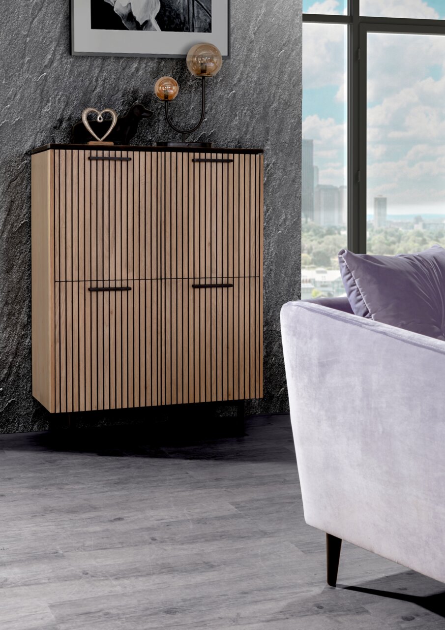 Z2 Highboard PANAMA Modernes Highboard mit vertikalen Holzlamellen, seitliche Perspektive, dekoriert mit Skulpturen und Lampen, vor einer grauen Wand.