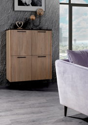 Modern hoogkast met verticale houten lamellen, zijaanzicht, versierd met sculpturen en lampen, tegen een grijze muur.