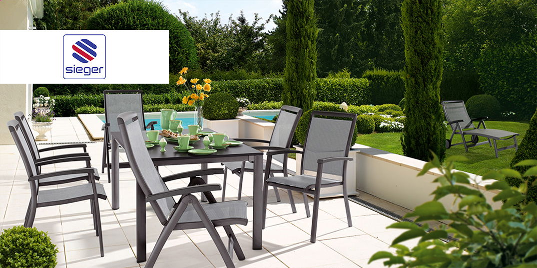 Graue Gartenmöbel auf sonniger Terrasse mit gedecktem Tisch der Marke Sieger.