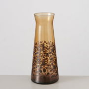 Karaffe Leony aus braunem Glas mit dekorativem Muster, seitliche Perspektive