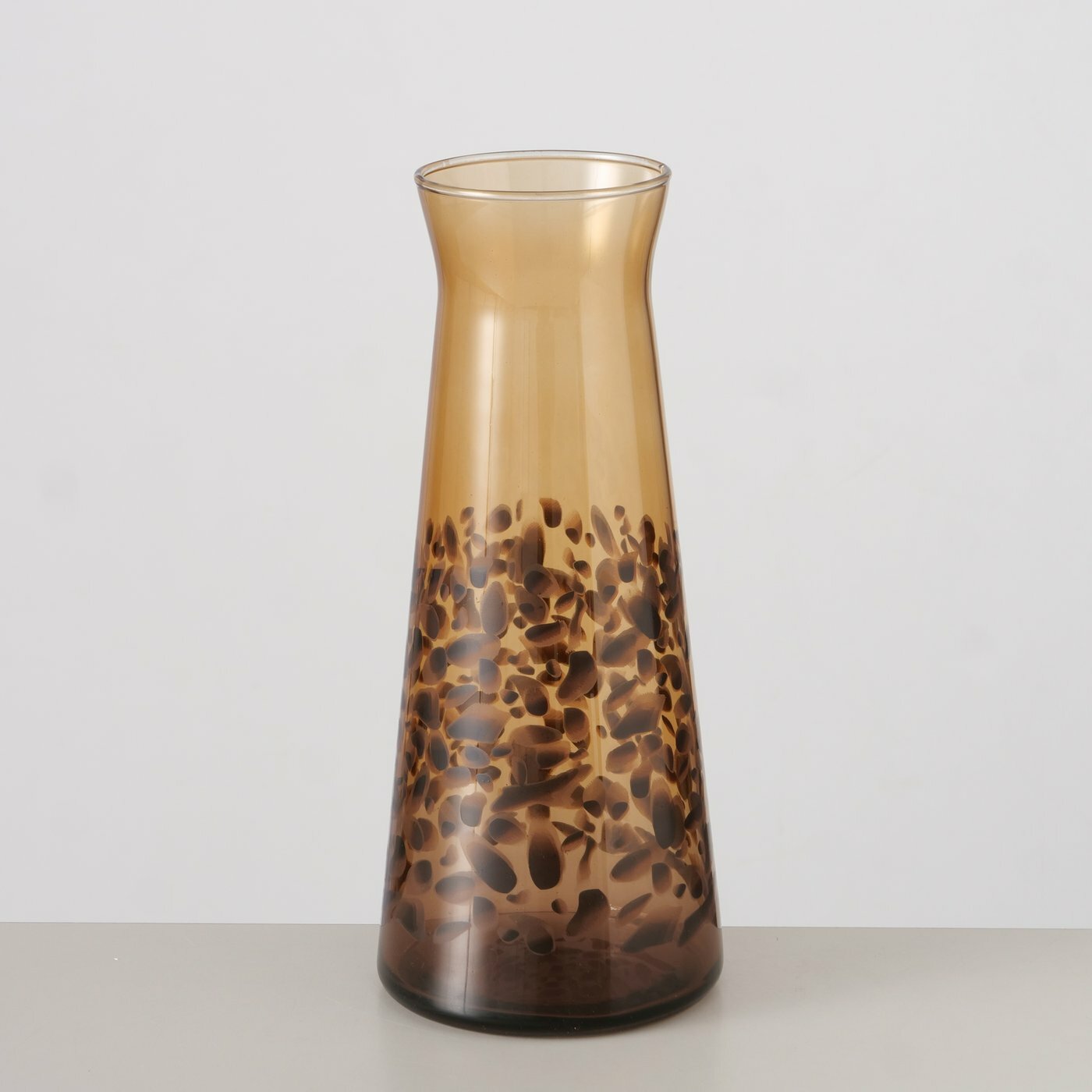 Karaffe Leony aus braunem Glas mit dekorativem Muster, seitliche Perspektive