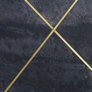 Nahaufnahme eines Sideboards mit dunkler Steinoptik und goldenen diagonalen Linien.