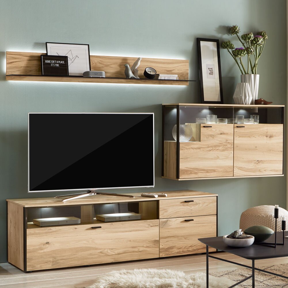 Modernes Wohnzimmer mit Wandpaneel in Holzoptik, TV-Schrank und Hängeschrank, seitliche Perspektive