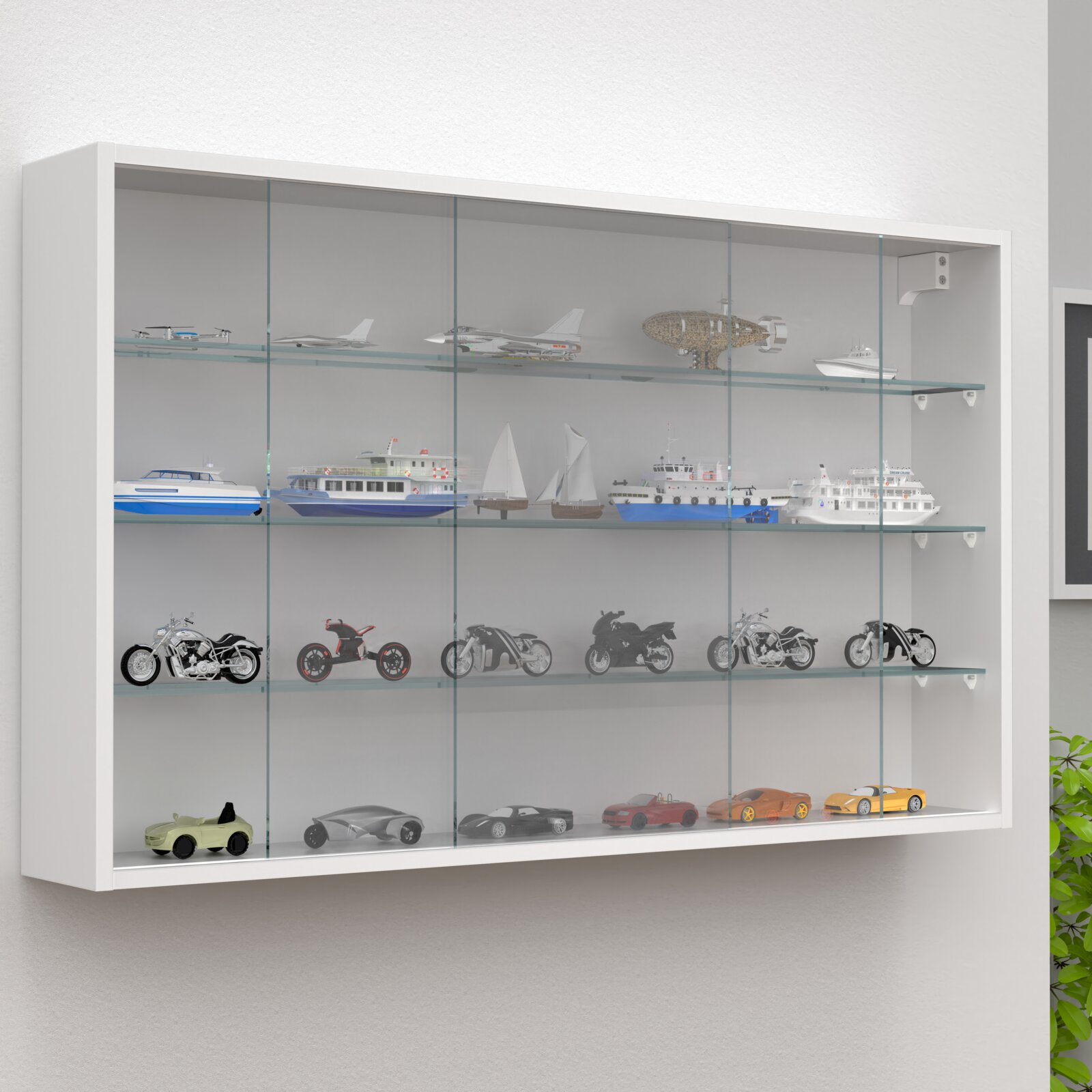 Weißes wandmontiertes Sammler-Displayregal mit mehreren Glasböden und transparenten Glasfronten, gefüllt mit Modellfahrzeugen und -schiffen; Ansicht frontal mit leichter Perspektive von links.