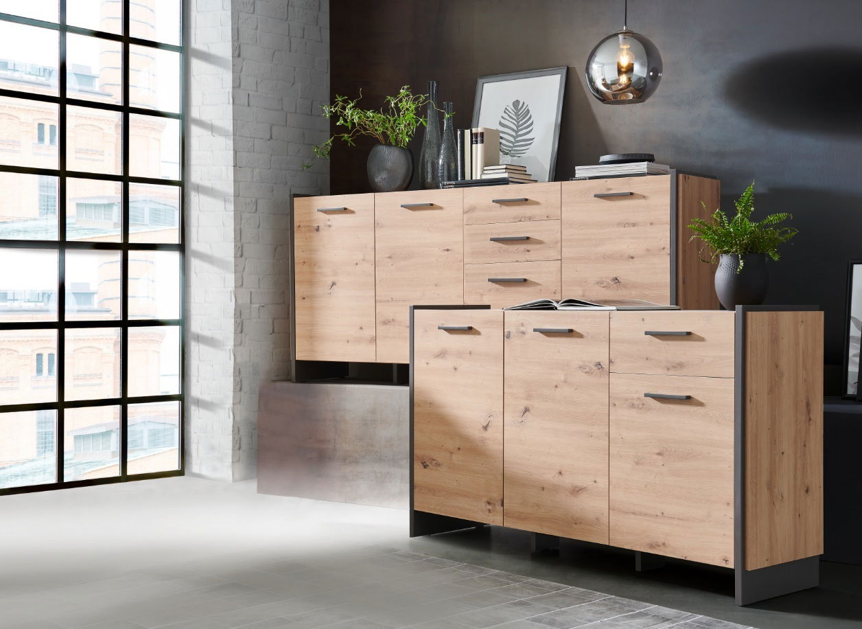 Moderne Sideboards aus Holz in einem stilvollen Raum, seitliche Perspektive