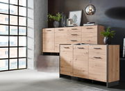 Moderne Sideboards aus Holz in einem stilvollen Raum, seitliche Perspektive