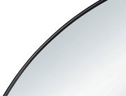 Nahaufnahme eines runden Spiegels mit schwarzem Rahmen, Perspektive von der Seite