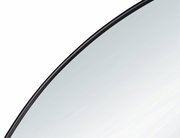 Nahaufnahme eines runden Spiegels mit schwarzem Rahmen, Perspektive von der Seite