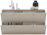 Hängeschuhschrank mit zwei offenen Klappen, gefüllt mit Schuhen, aus der Frontalperspektive. Auf der Holzoberfläche befinden sich dekorative Kerzenhalter und Vasen.