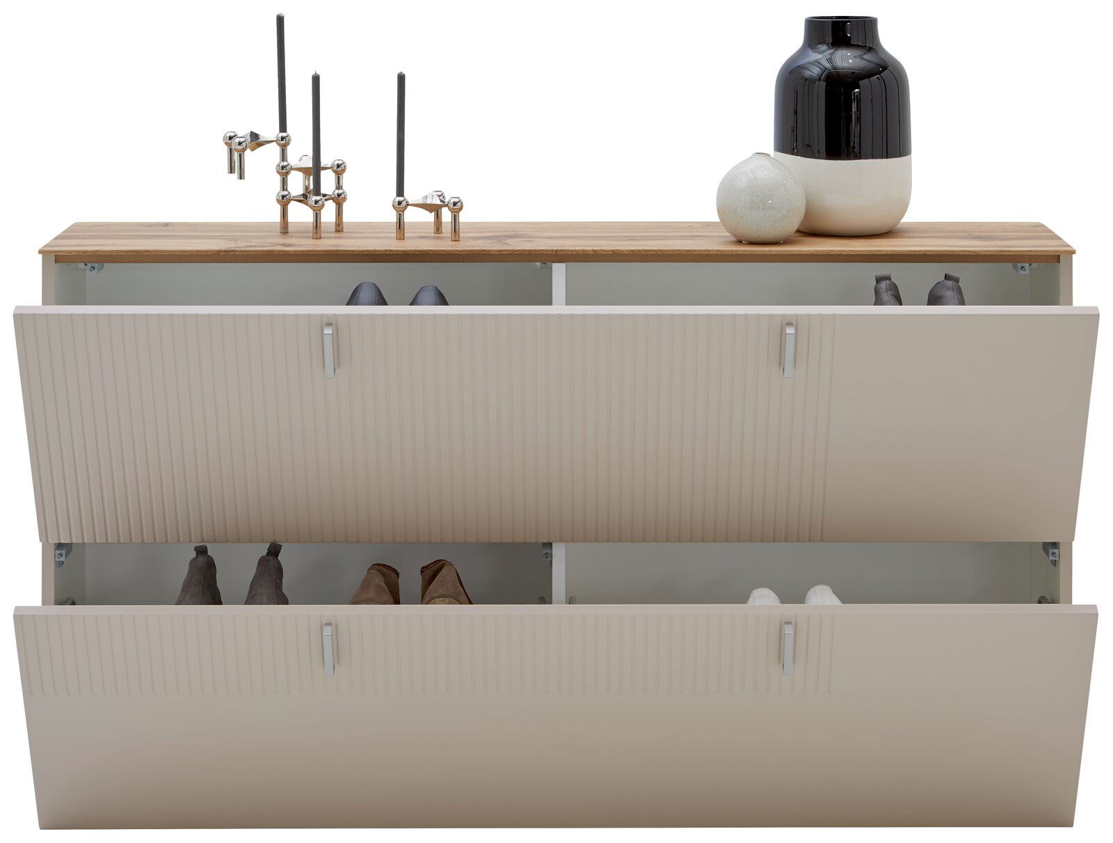 Dieter Knoll Hängeschuhschrank CORTINA Hängeschuhschrank mit zwei offenen Klappen, gefüllt mit Schuhen, aus der Frontalperspektive. Auf der Holzoberfläche befinden sich dekorative Kerzenhalter und Vasen.