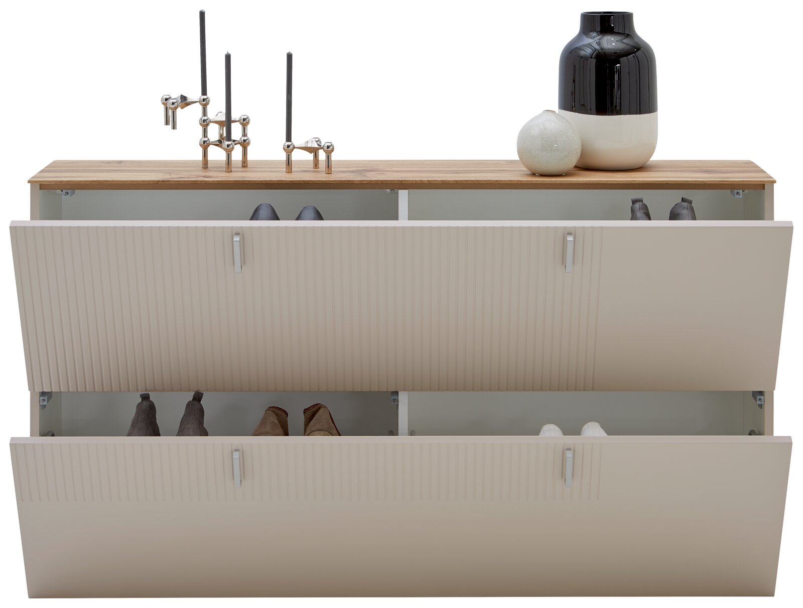 Hängeschuhschrank mit zwei offenen Klappen, gefüllt mit Schuhen, aus der Frontalperspektive. Auf der Holzoberfläche befinden sich dekorative Kerzenhalter und Vasen.