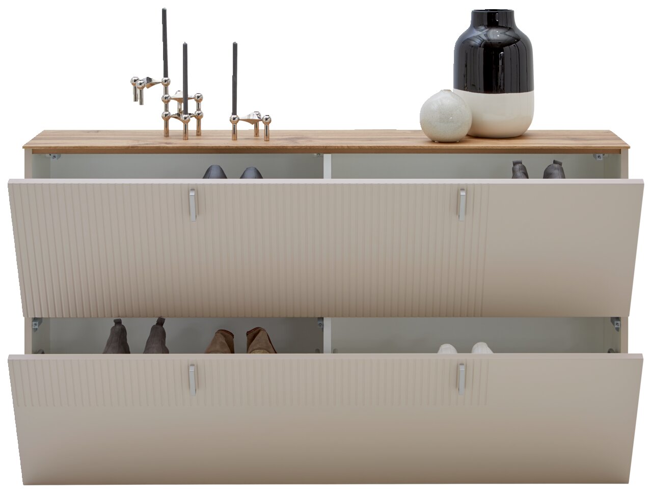 Dieter Knoll Hängeschuhschrank CORTINA Hängeschuhschrank mit zwei offenen Klappen, gefüllt mit Schuhen, aus der Frontalperspektive. Auf der Holzoberfläche befinden sich dekorative Kerzenhalter und Vasen.