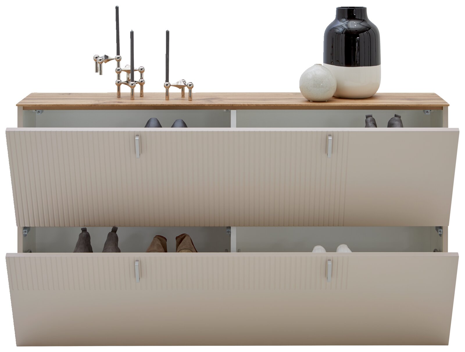 Hängeschuhschrank mit zwei offenen Klappen, gefüllt mit Schuhen, aus der Frontalperspektive. Auf der Holzoberfläche befinden sich dekorative Kerzenhalter und Vasen.