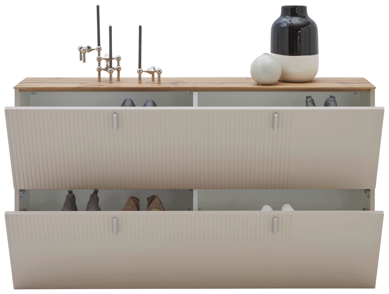 Hängeschuhschrank mit zwei offenen Klappen, gefüllt mit Schuhen, aus der Frontalperspektive. Auf der Holzoberfläche befinden sich dekorative Kerzenhalter und Vasen.