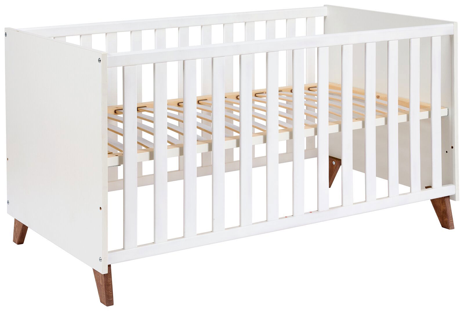 Weißes Babybett aus Holz mit Gitterstäben, seitliche Perspektive