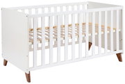 Weißes Babybett aus Holz mit Gitterstäben, seitliche Perspektive