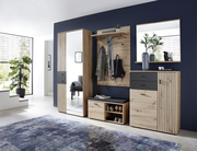 Moderner Flur mit Schuhschrank und XL-Schuh- und Garderobenschrank in Holzoptik, seitliche Perspektive.