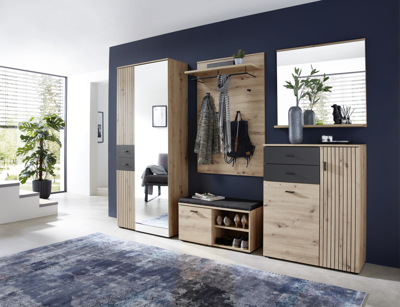 Moderner Flur mit Schuhschrank und XL-Schuh- und Garderobenschrank in Holzoptik, seitliche Perspektive.