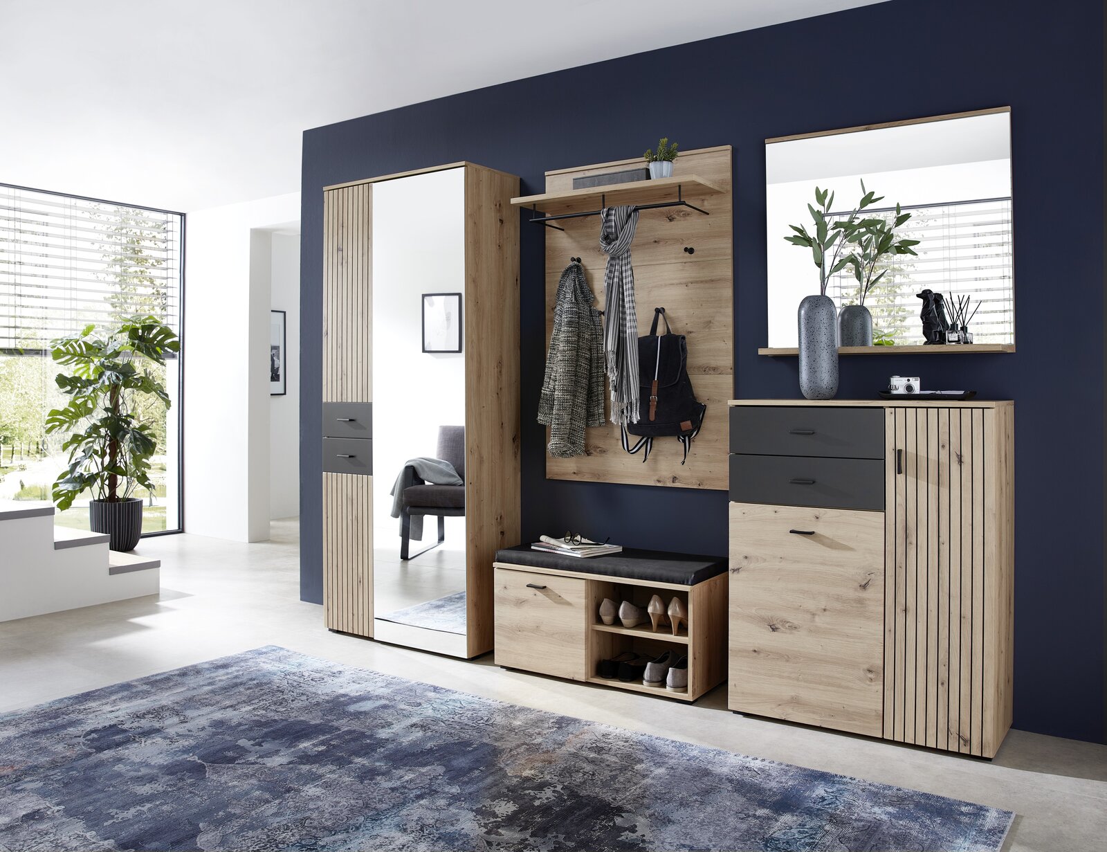 Moderner Flur mit Schuhschrank und XL-Schuh- und Garderobenschrank in Holzoptik, seitliche Perspektive.