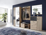 Moderner Flur mit Schuhschrank und XL-Schuh- und Garderobenschrank in Holzoptik, seitliche Perspektive.