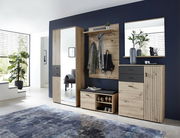 Moderner Flur mit Schuhschrank und XL-Schuh- und Garderobenschrank in Holzoptik, seitliche Perspektive.