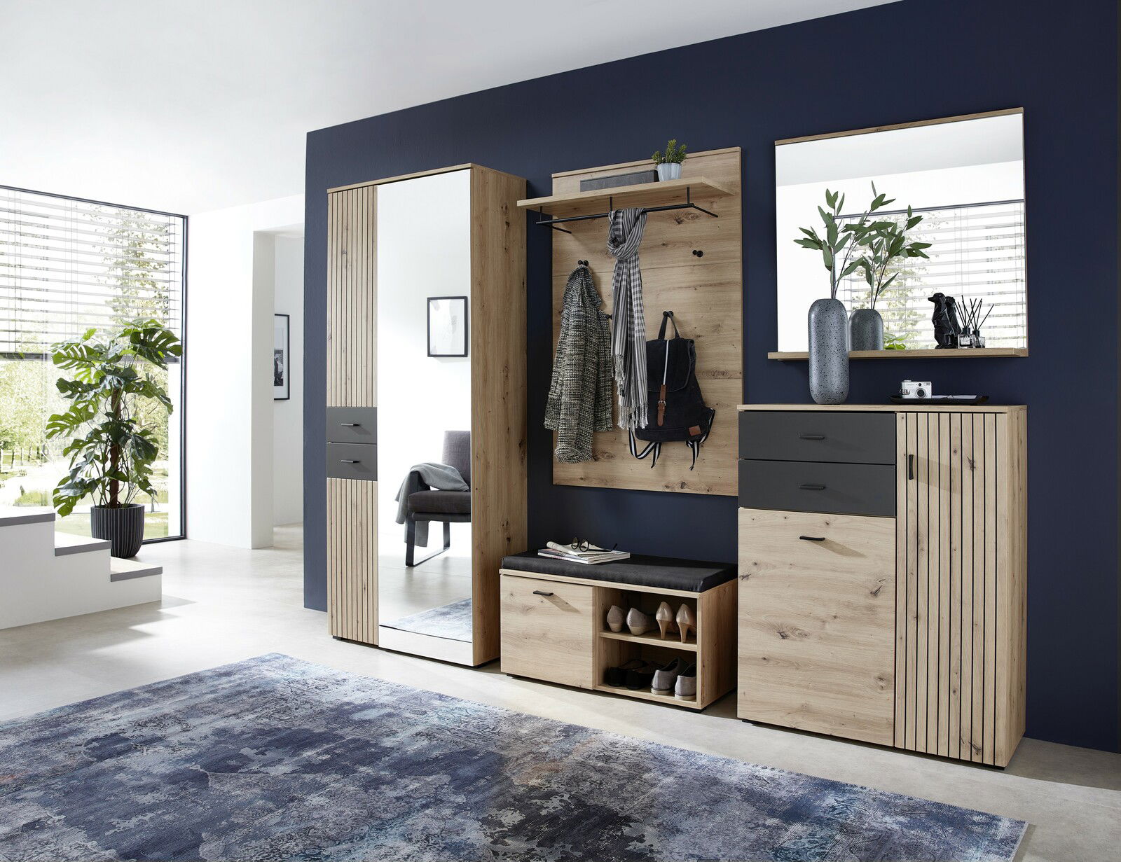 Moderner Flur mit Schuhschrank und XL-Schuh- und Garderobenschrank in Holzoptik, seitliche Perspektive.