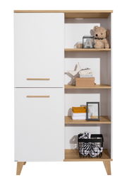 Standregal mit weißer Tür und offenen Regalfächern, gefüllt mit Dekorationen und Spielzeug, aus frontaler Perspektive.