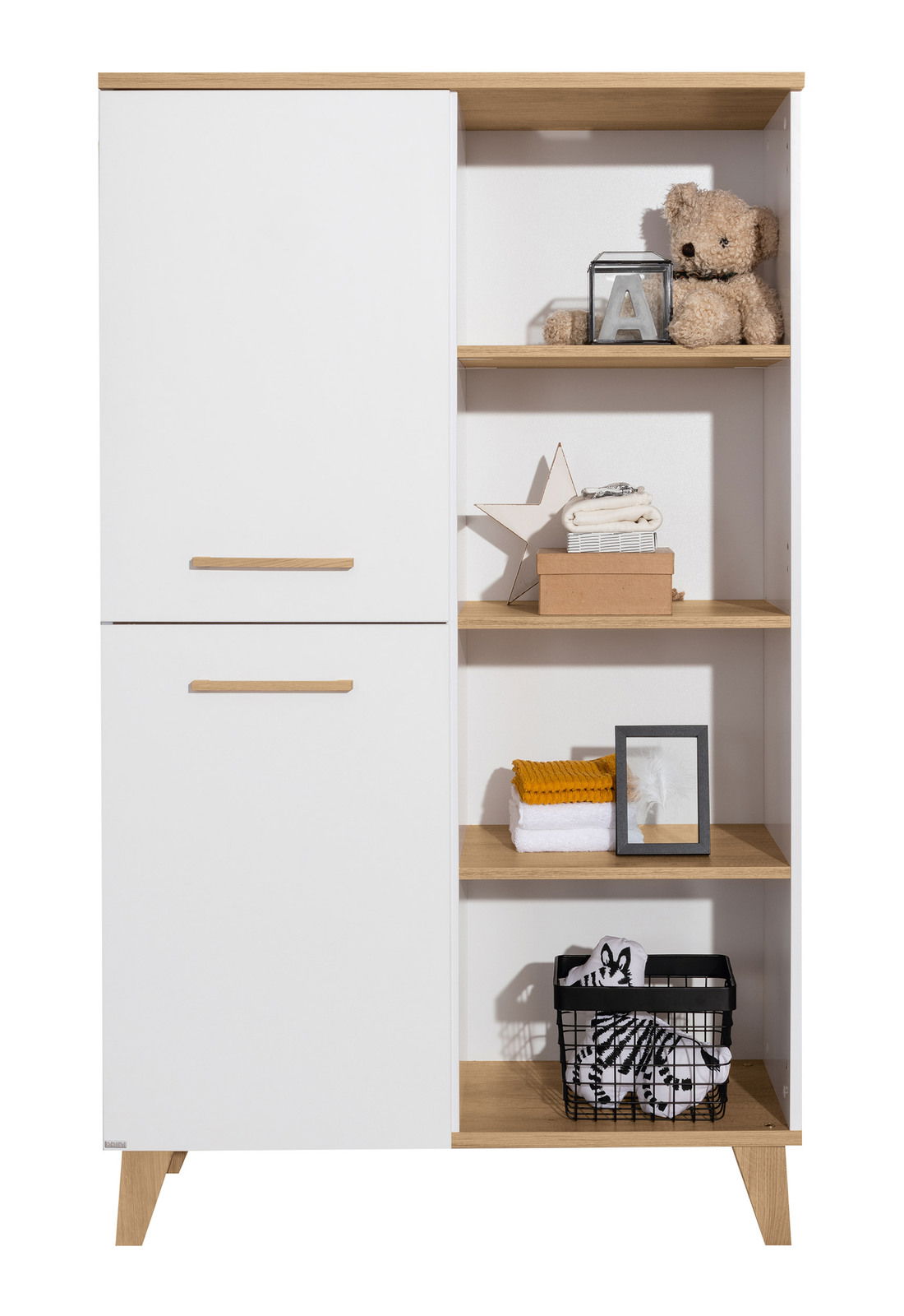 Standregal mit weißer Tür und offenen Regalfächern, gefüllt mit Dekorationen und Spielzeug, aus frontaler Perspektive.