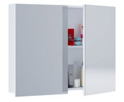 Weißer Spiegelschrank mit zwei teils geöffneten Türen und sichtbaren Ablagefächern mit Pflegeprodukten, Frontansicht leicht seitlich