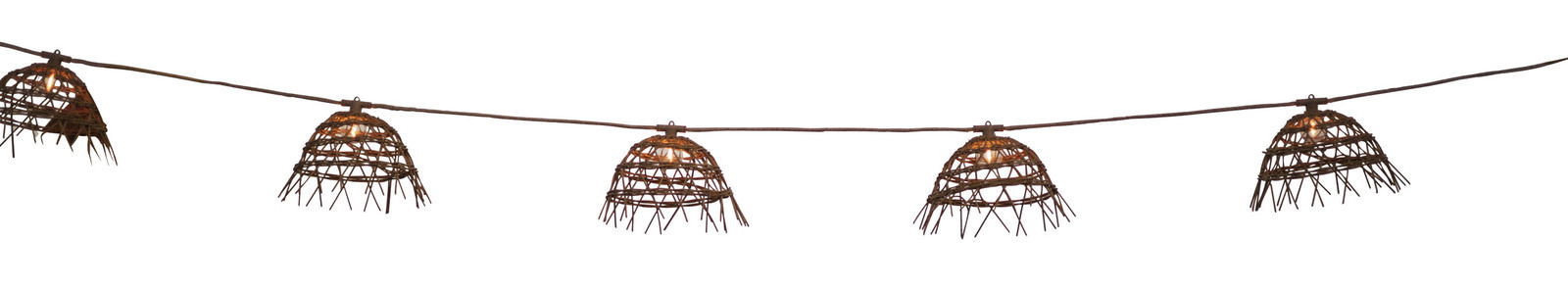 Outdoor-Lichterkette mit rustikalen, geflochtenen Lampenschirmen aus Naturmaterialien, seitliche Perspektive