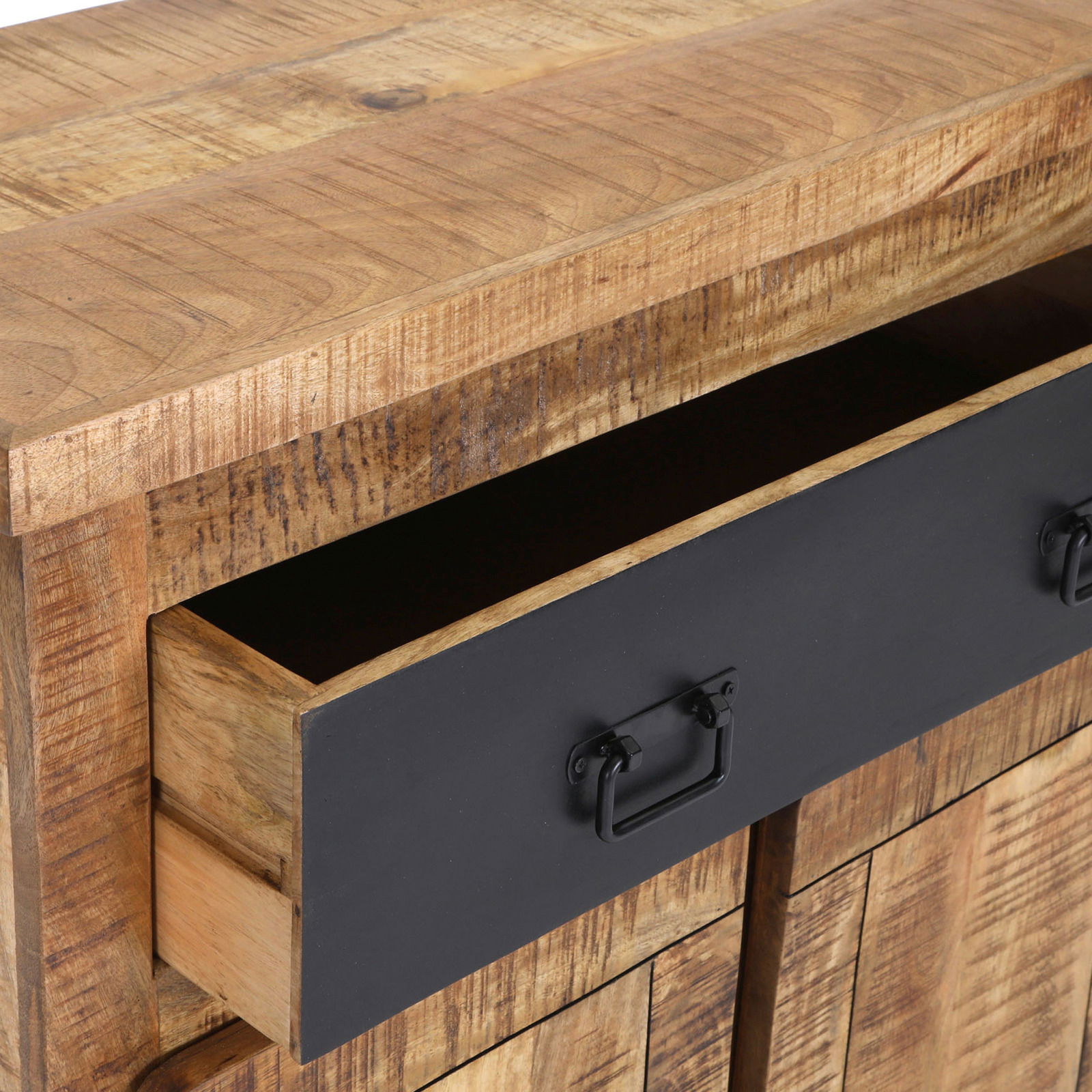 Nahaufnahme eines rustikalen Schuhschranks aus Holz mit einer offenen Schublade und schwarzen Griffen, von vorne betrachtet.