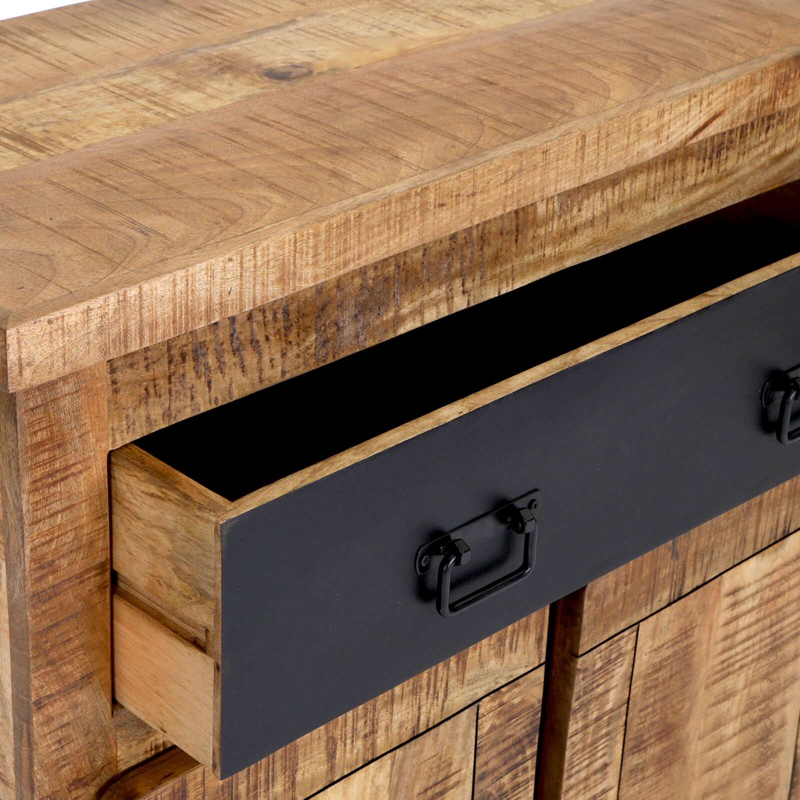Nahaufnahme eines rustikalen Schuhschranks aus Holz mit einer offenen Schublade und schwarzen Griffen, von vorne betrachtet.