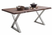 Moderner Esstisch mit X-förmigen Metallbeinen und einer massiven Holzplatte, seitliche Perspektive.
