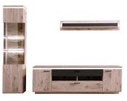 Wandmeubelset in modern design met een lichte houtlook en zwarte fronten: hoge vitrinekast met glazen deur en ledverlichting, tv-lowboard met deuren, lade en open vakken, en een wandplank; vooraanzicht.