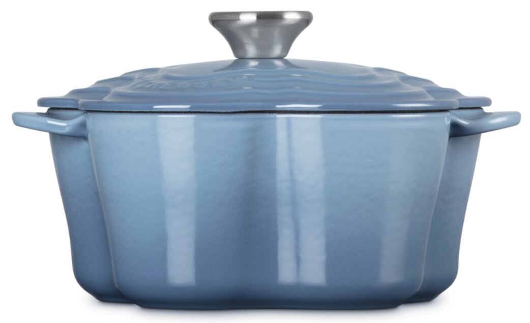 Blauer gusseiserner Schmortopf mit Deckel und Metallknauf, Frontansicht auf weißem Hintergrund