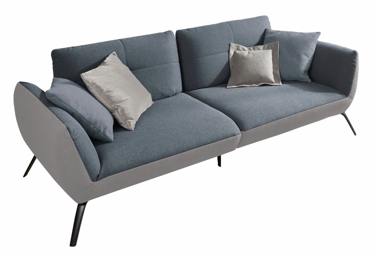 StepOne Sofa NEWPORT Modernes graues Sofa mit zwei Sitzplätzen, abgebildet aus einer leicht schrägen Perspektive von oben, mit mehreren Kissen in verschiedenen Grautönen.