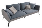 Modernes graues Sofa mit zwei Sitzplätzen, abgebildet aus einer leicht schrägen Perspektive von oben, mit mehreren Kissen in verschiedenen Grautönen.