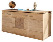 Holz-Sideboard mit drei Schubladen und dekorativem Muster auf der Vorderseite, seitliche Perspektive