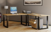 Moderner L-förmiger Eckschreibtisch in Eiche-Optik mit schwarzem Metallgestell und Rollcontainer, im Büro von schräg vorne links fotografiert