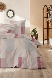 Bettwäsche-Set 155x220cm mit geometrischem Muster in Rosa und Weiß, fotografiert in einem stilvoll eingerichteten Schlafzimmer.