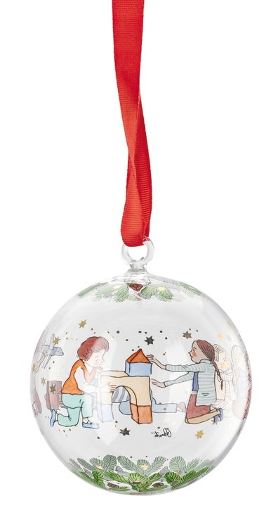 Kristallkugel mit rotem Band, bemalt mit spielenden Kindern und weihnachtlichen Motiven, seitliche Perspektive