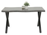 Moderner Esstisch mit grauer Holzplatte und schwarzen Metallbeinen, frontal fotografiert. Dekoriert mit einer Pflanze und einem Glasgefäß.